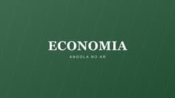 Bombas de abastecimento numa estação de serviço em Luanda, com notas de kwanza em primeiro plano