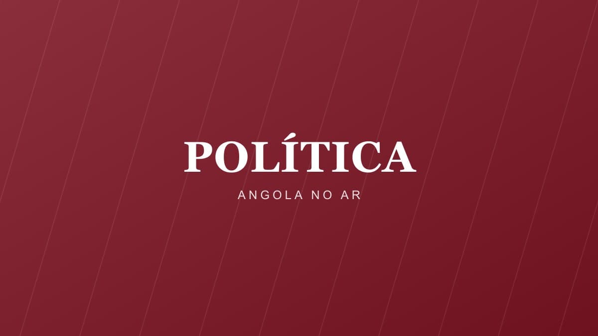 Secretária de jornalista com microfone e cadernos, representando o ambiente de trabalho de um profissional de comunicação social no Senegal.