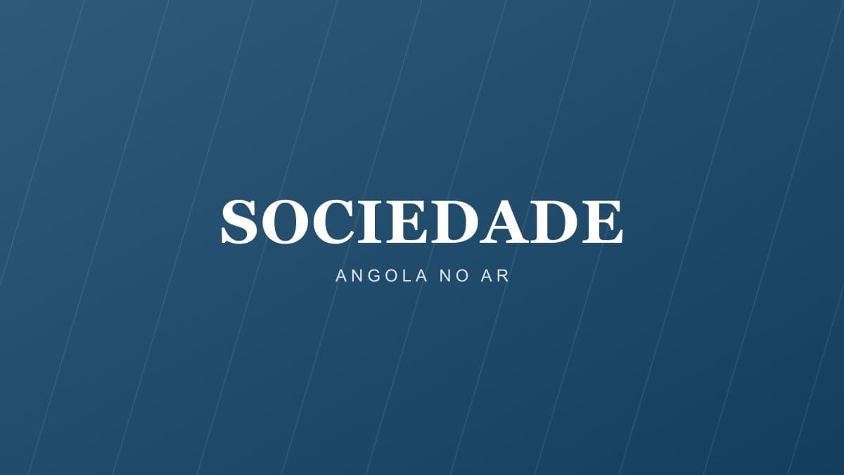 Corredor de um hospital moderno com equipamentos médicos e profissionais de saúde ao fundo.