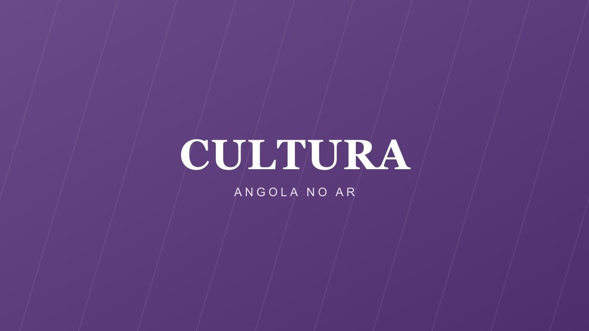Cena de estúdio com elementos de design inspirados em África, simbolizando a carreira musical de Elma Lungonje